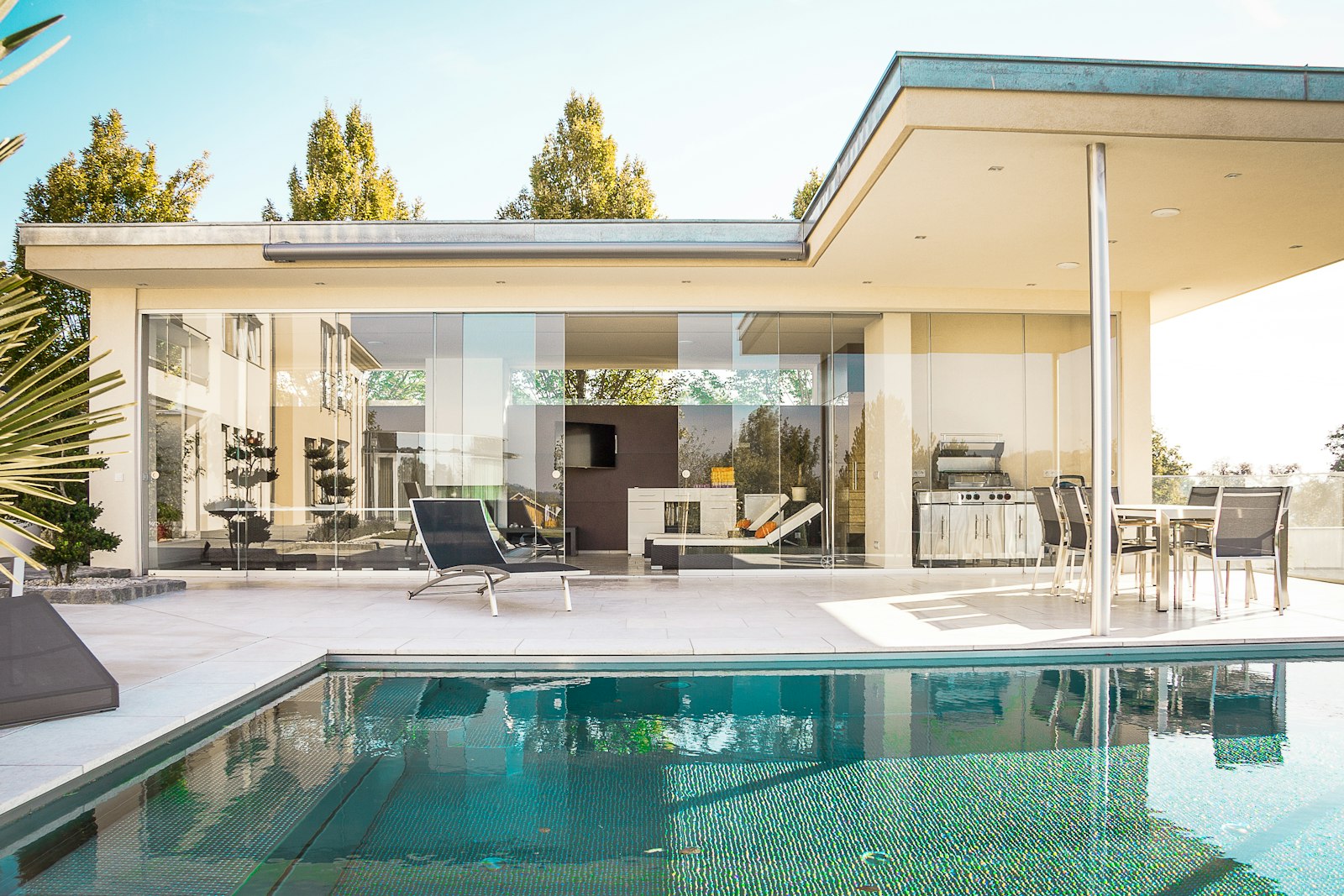 Moderne veranda met glazen wanden