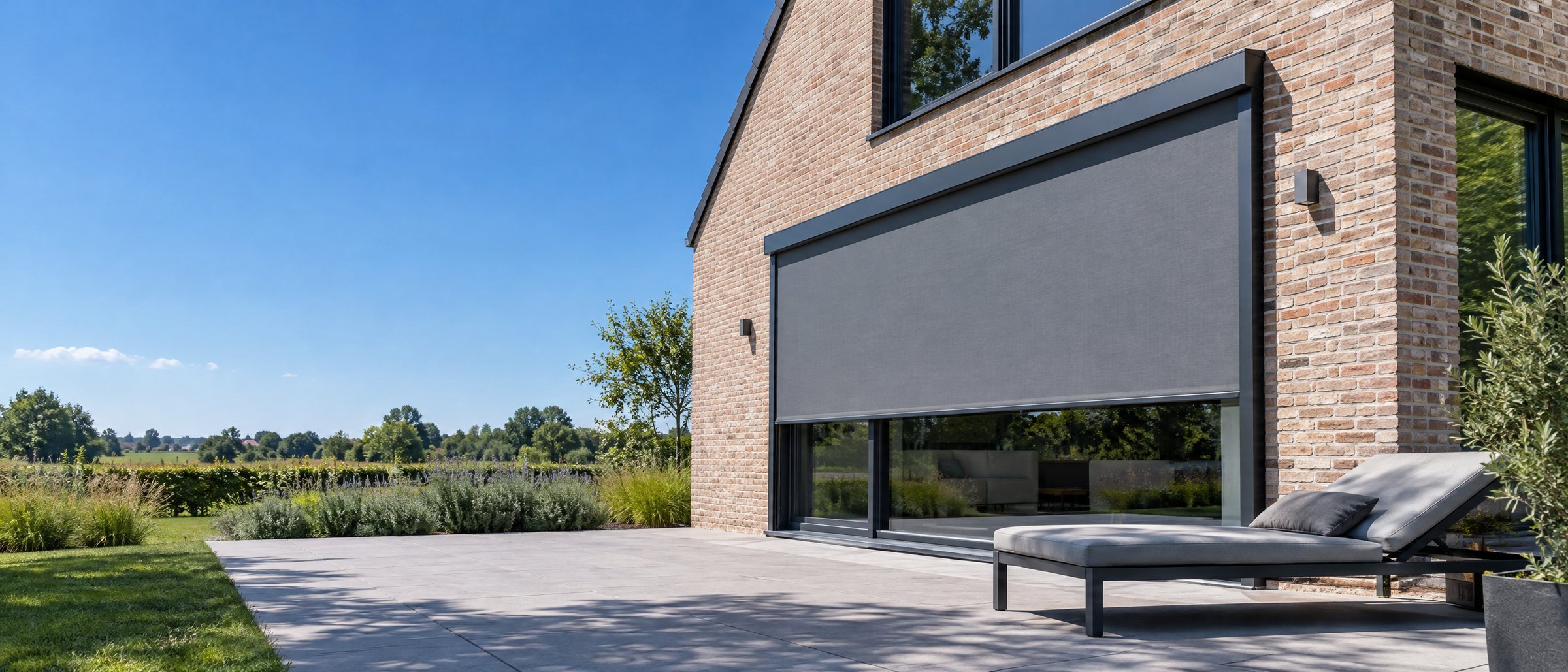Moderne baksteenwoning met neergelaten screen voor de grote raampartij